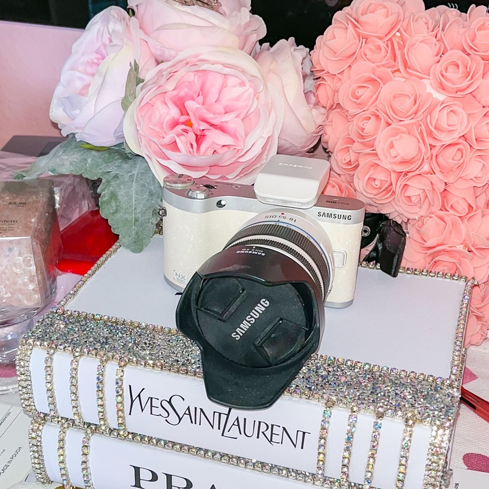 Samsung nx 300 camera with 18-55 lens